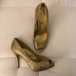 Nine West Gold glitter pumps sz 9.5